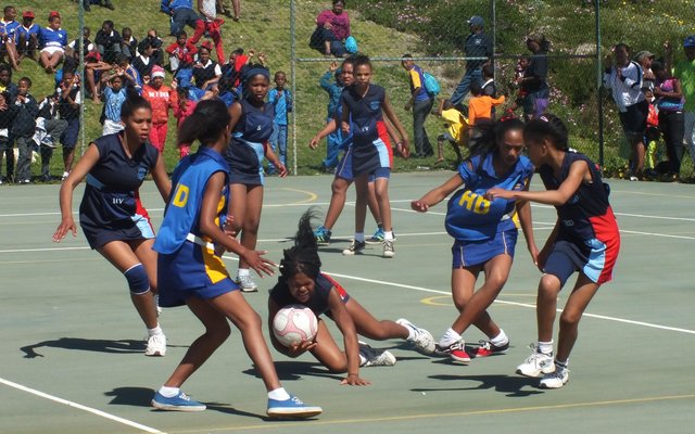 Die 1ste span (o/13) netbalspelers in aksie